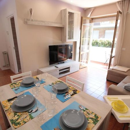 Beach House, 300 M Dal Mare, Marina Di Massa Luaran gambar
