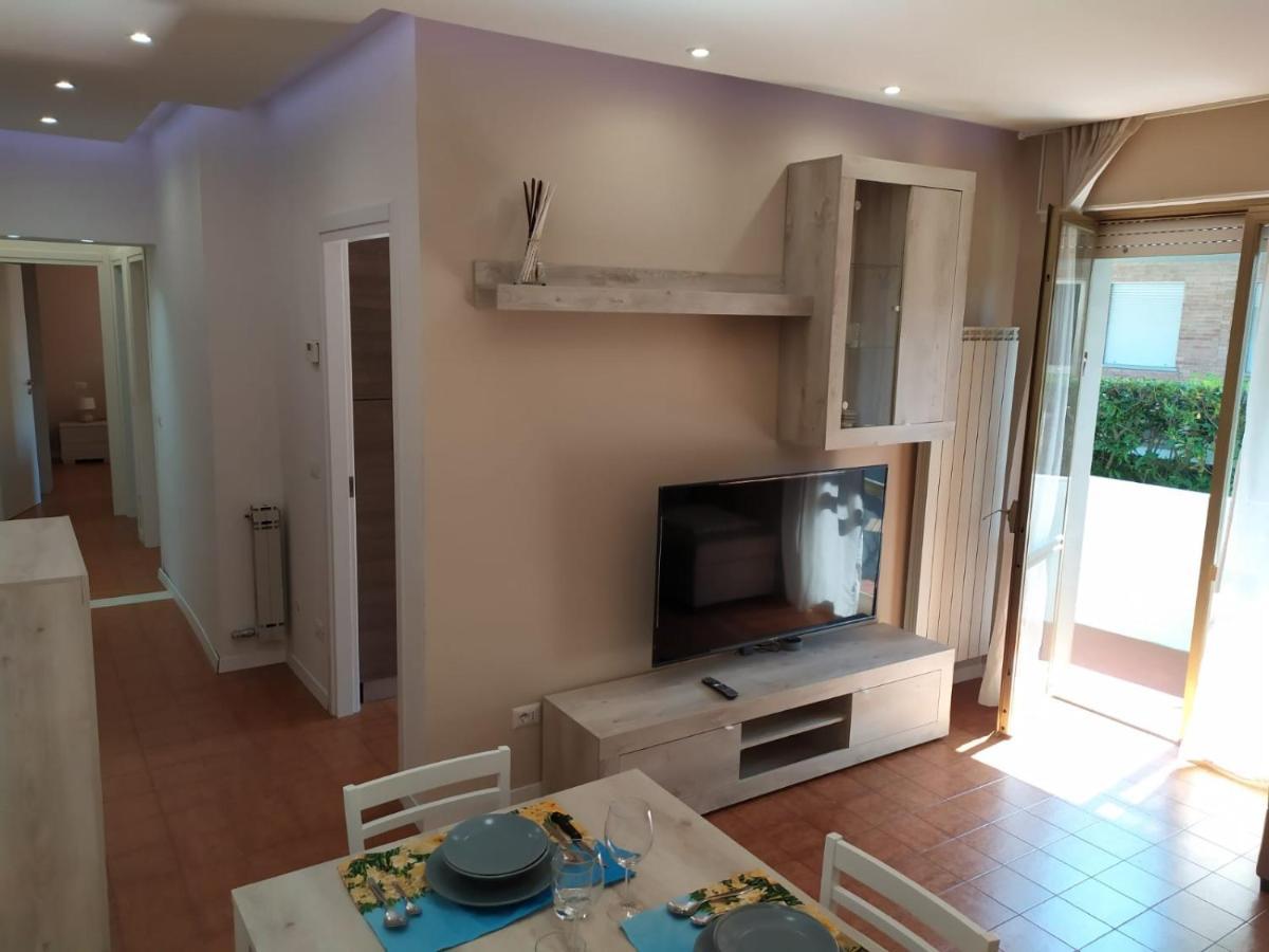Beach House, 300 M Dal Mare, Marina Di Massa Luaran gambar
