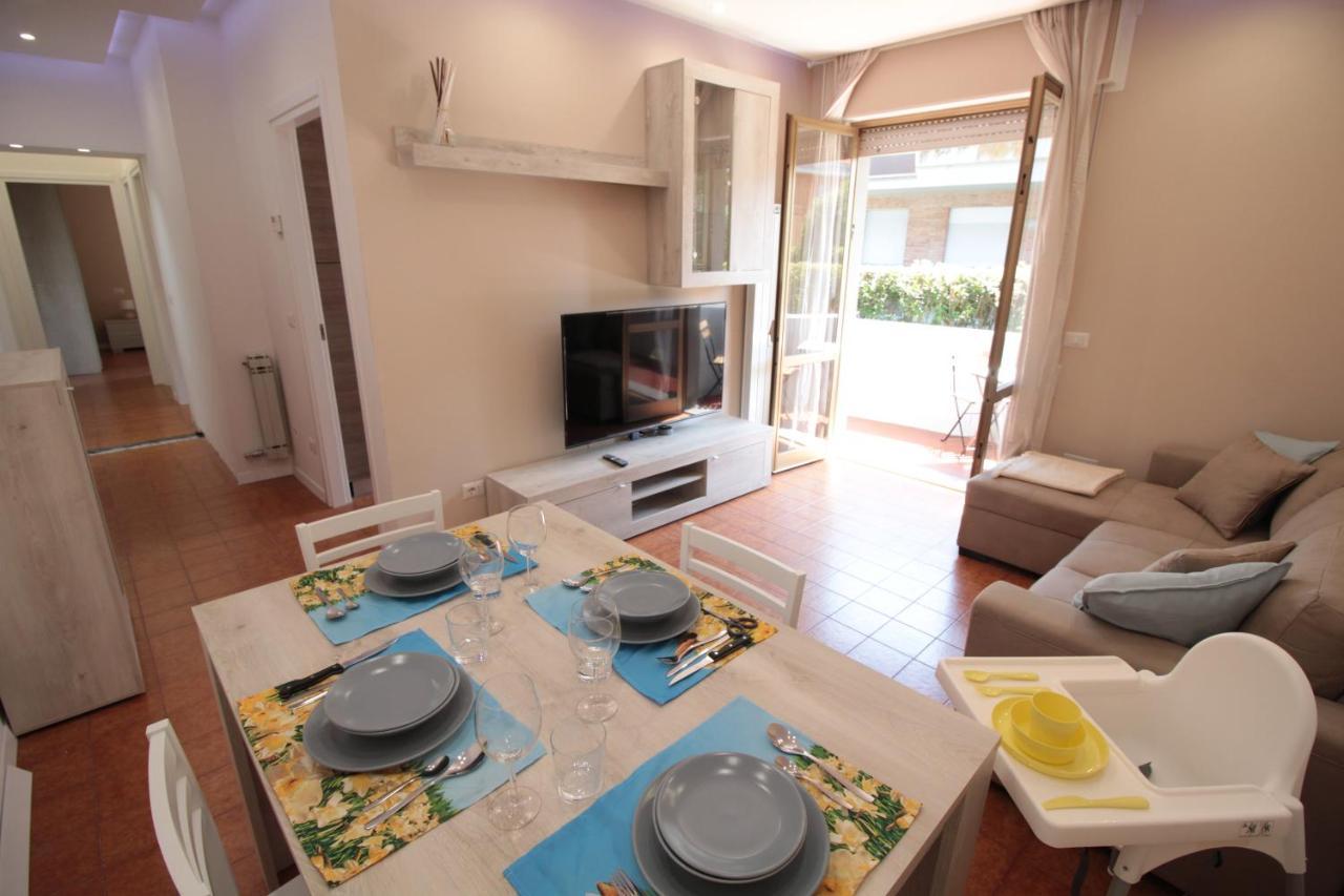 Beach House, 300 M Dal Mare, Marina Di Massa Luaran gambar